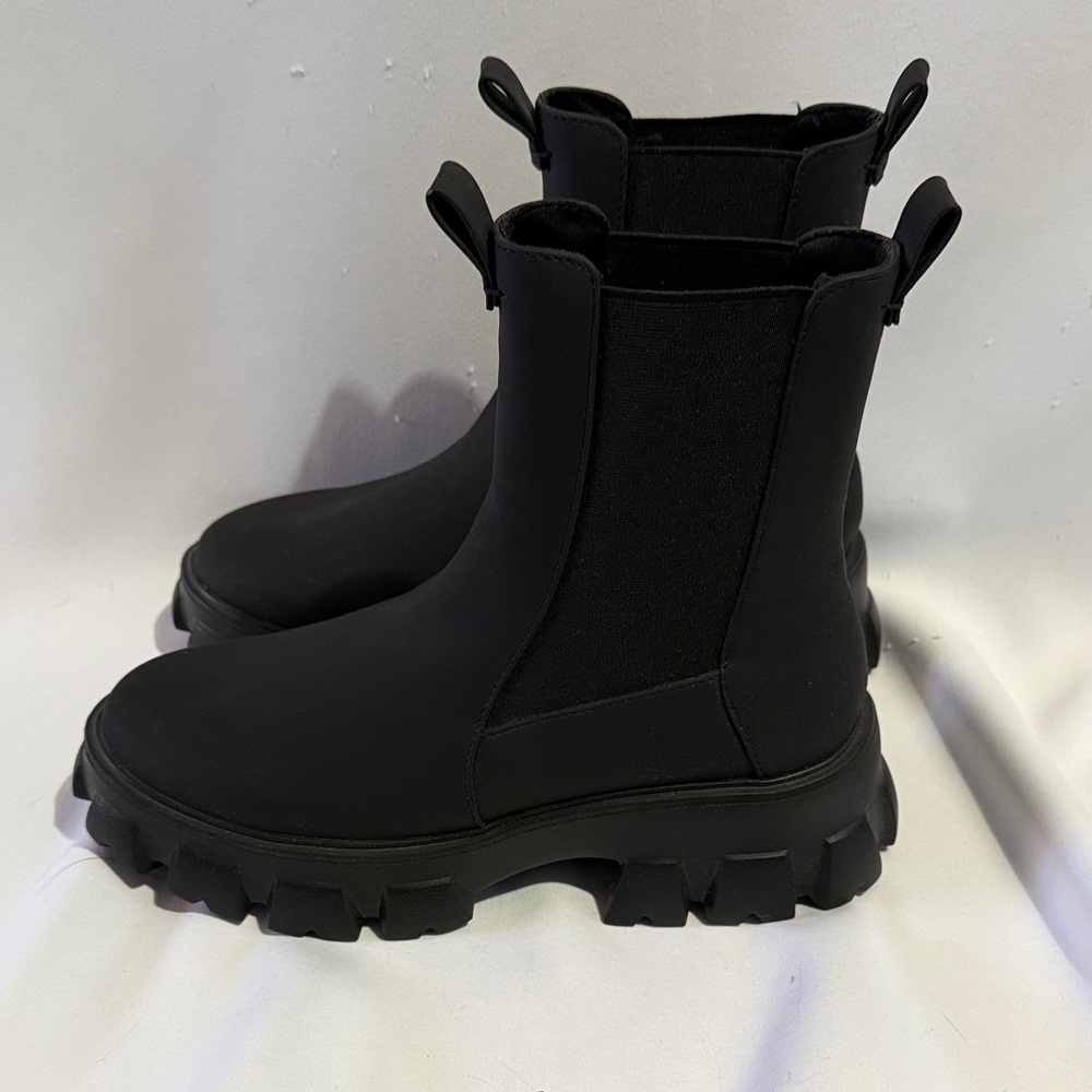 NWOT PIECES chelsea ankle boots-Size 39